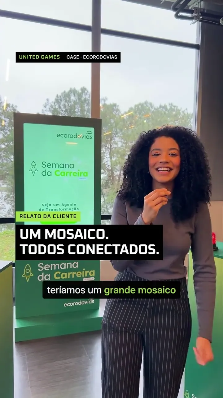 Colaboradora da Ecorodovias dá seu relato diante do painel da Semana da Carreira