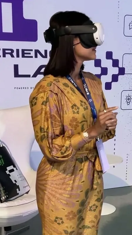 Visitante de óculos de realidade virtual jogando o quiz da Logcomex